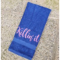 Besticktes Handtuch Killin It Fitness Geschenk von Create2MotivateGifts