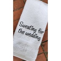 Besticktes Sweattuch Personalisiertes Fitness Geschenk, Gym Handtuch, "Sweating For The Wedding" von Create2MotivateGifts