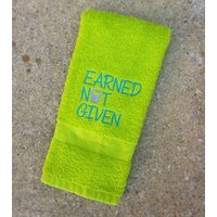 Besticktes Turntuch Mit Kettlebell Geschenk von Create2MotivateGifts