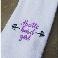 Go Hard Girl Gym Handtuch Besticktes Fitness Geschenk | 40x76cm von Create2MotivateGifts