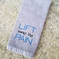 Heben Sie Den Schmerz Ab Besticktes Sporttuch Geschenk von Create2MotivateGifts