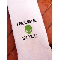 Ich Glaube An Dich Alien Sweat Handtuch, Gym Motivationsgeschenke, Übung, Außerirdisch, Weltraum Geschenke, Sporthandtuch von Create2MotivateGifts