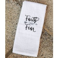 Inspirierendes Baumwollhandtuch Faith Over Fear Gym Handtuch Inspirierendes Baumwollhandtuch Faith Over Fear Gym Handtuch von Create2MotivateGifts