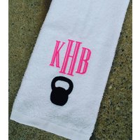 Kettlebell Gym Handtuch Mit Monogramm Personalisiertes Sport Geschenk von Create2MotivateGifts
