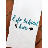 Life Hinter Bars Handtuch Besticktes Sporttuch Geschenk von Create2MotivateGifts