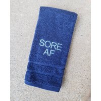 Lustig Besticktes Handtuch Für Das Fitnessstudio Sport-Sweattuch Geschenk, "Sore" von Create2MotivateGifts