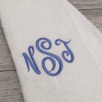 Monogrammed Sweat-Handtuch Curls Font, Personalisiertes Sporthandtuch von Create2MotivateGifts