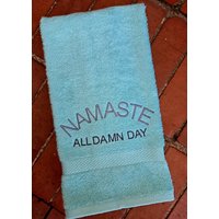 Namaste All Day Gym Handtuch Yogi Geschenk, Besticktes Sweat-Handtuch | 16x26 von Create2MotivateGifts
