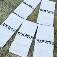 Namaste Besticktes Sweattuch Yoga Gym Fitness Geschenk Namaste Besticktes Sweattuch Yoga Gym Fitness Geschenk von Create2MotivateGifts