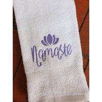 Namaste Lotus Sweat Handtuch, Yoga Gym Besticktes Handtuch Geschenke, Sporthandtuch, Fitness Übungshandtücher von Create2MotivateGifts