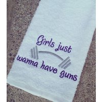 Neu Girls Just Wanna Have Guns Sweat Handtuch, Gym Sporthandtuch Geschenke von Create2MotivateGifts