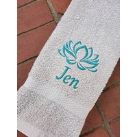 Personalisiertes Lotus Besticktes Sweattuch Geschenk Für Das Fitnessstudio & Zum Sport Personalisiertes Lotus Besticktes Sweattuch Geschenk Für Das Fitnessstudio & Zum Sport von Create2MotivateGifts