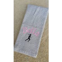 Personalisiertes Runner Girl Handtuch Gesticktes Sportgeschenk von Create2MotivateGifts