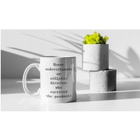 Athletic Director Custom Geschenk Tasse, Kaffeetasse, Personal Wertschätzung Geschenke, Ende Des Schuljahres Dankeschön, Pandemie Überlebende von CreateFunSpreadHappy