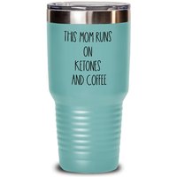 Lustige Keto Mom Becher, Wiederverwendbare Mama Geschenke, Ketogene Dieter Geburtstag, Diese Läuft Auf Ketone Und Kaffee, Gesundheit Fitness Tumbler von CreateFunSpreadHappy