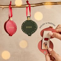 Personalisierte 2025 Erinnerungen Leder Foto Kugel | Luxus-Leder Weihnachtsbaum Dekoration Mit Vier Fotos Versteckte Foto-Weihnachtsverzierung Personalisierte 2025 Erinnerungen Leder Foto Kugel | Luxus-Leder Weihnachtsbaum Dekoration Mit Vier Fotos Versteckte Foto-Weihnachtsverzierung von CreateGiftLove