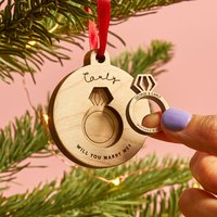 Personalisierte Weihnachtskugel „Willst Du Mich Heiraten" Mit Vorschlagsring | Hölzerne Verlobungsbaumschmuck Personalisierter Vorschlag Andenken von CreateGiftLove