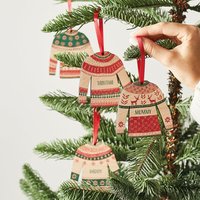 Personalisierte Weihnachtspullover Bauble Set - 4Er Vintage Style Christmas Jumper Baumschmuck Familienname Für Weihnachten von CreateGiftLove