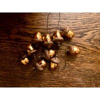 Set Von 12 Natürlichen Barocken Goldfarbenen Eicheln, Echte Eichenholz Handgefertigte Weihnachtsbaumschmuck Handbemalt in Decoupage-Technik von CreateLeatherGoods