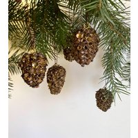 Set Von 5 Natürlichen Tannenzapfen Eines Zedernbaums in Decoupage-Technik Handbemalt Mit Goldflocken - Perfekte Weihnachtsdekoration von CreateLeatherGoods