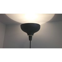 Wunderschöne Mid-Century Große Dreibein Torchiere Stehlampe Mit Riesigem Aluminiumschirm Wunderschöne Mid-Century Große Dreibein Torchiere Stehlampe Mit Riesigem Aluminiumschirm von CreatedByRocka