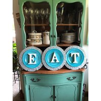 Eat Schild Hellblau Mit Schmiedeeisen Stand von CreatedbyAmyLou