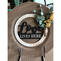 Love Lives Here Schild Und Ständer von CreatedbyAmyLou