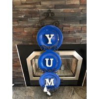 Yum Schild Und Tellerständer von CreatedbyAmyLou