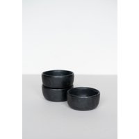 Handgemachte Keramik Pinch Bowl Minischüssel Saucenschale Schwarzes Steingut Geschirr Gewürzschale Kleine Servierschale von CreatingComfortLab