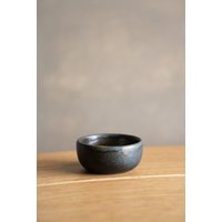 Handgetöpferte Keramik Pinch Bowl Minischale Saucenschale Braun Steingut Geschirr Gewürzschale Kleine Servierschale von CreatingComfortLab