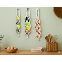 Handgefertigte Zwiebeltasche Aus Makramee - Hängende Aufbewahrung Für Rustikale Und Ländliche Küchen von CreationsbyLaLita