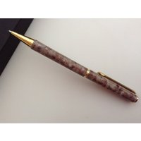 Geburtstagsgeschenkdieser Wunderbare Kugelschreiber Ist Von Hand Gedrechseltaus Verschiedenen Brauntönengesprenkelter Corian von Creationsbykandpj