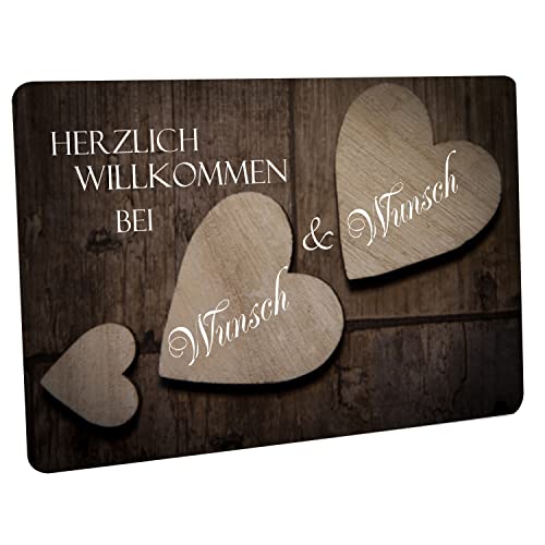 CreaLuxe Fussmatte mit Wunschtext/Wunschname Herzlich Willkommen ... 3 Holzherzen - 60x40 cm - Gummi Rückseite/rutschfest - Filzoberfläche - Bedruckte Türmatte - Innenmatte - Schmutzmatte von Creativ Deluxe