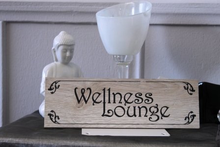 Creativ Deluxe Dekorationsschild als Tür- oder Wandschild – Hinweisschild „Wellness-Lounge“ - zum Aufstellen von Creativ Deluxe