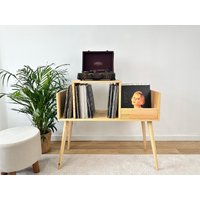 Mid Century Plattenspieler Ständer - Mit Plattenaufbewahrung Handgefertigte Lp Konsole Aus Massivholz Retro Musikzimmer Schrank Schallplatte Mid Century Plattenspieler Ständer - Mit Plattenaufbewahrung Handgefertigte Lp Konsole Aus Massivholz Retro Musikzimmer Schrank Schallplatte von CreativeArchitDesign