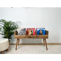 Plattenspieler Aus Nussbaum Holz - Ständer Mit Plattenaufbewahrung Handgefertigtes Lp Kabinett Massivholz Möbel von CreativeArchitDesign