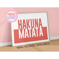 Hakuna Matata | Zitat Wandkunst Ungerahmt A6-A5-A4-A3 Wohnkultur Buntes Druck Color Block Poster Für Kinderzimmer von CreativeChoicePrints
