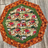 Geister, Kürbisse Und Rote Pick-Up-Trucks Quilted Table Topper, Ist Mit Allerlei Verspielten Geister Platzt von CreativeCreationsDeb