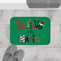 Believe in The Magic Badezimmer Teppich, Accessoires, Bad Dekor, Merry Christmas Badematte, Weihnachtsdeko, Xmas Matte von CreativeCreationsTLC