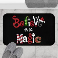 Believe in The Magic Badezimmer Teppich, Accessoires, Bad Dekor, Merry Christmas Badematte, Weihnachtsdeko, Xmas Matte von CreativeCreationsTLC