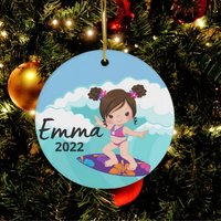 2021 Personalisiertes Mädchen Ornament, Geschenk Für Surfer, Wassersport Geschenk, Surfer Surfing Andenken von CreativeGiftsSC