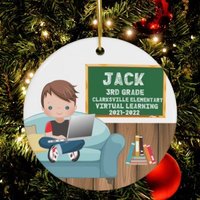 Personalisierter Schuljahrsornament, Junge Virtuelles Homeschooling Keramik Weihnachtsornament, Online-Einschulungsgeschenk, Fernunterricht von CreativeGiftsSC