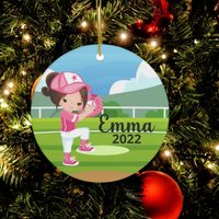 Personalisierter Softball Ornament 2021 Custom Mädchen Weihnachtsschmuck, Geschenk, Spieler Sport Ornament, Pitcher von CreativeGiftsSC