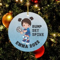Personalisierter Volleyball Ornament, Mädchen Weihnachtsornament, Geschenk Für Spieler, Team Geschenk, Sport 2021 Ornament von CreativeGiftsSC