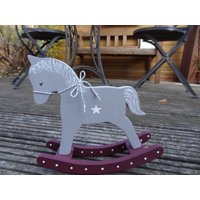 Liebevoll Handgemalte Kleine Schaukelpferdchen von CreativeHolzShop