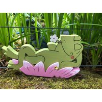Relaxender Frosch in Einer Seerose von CreativeHolzShop