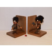 2 Alte Buchstützen Aus Holz Mit Kultigen Steinzeitmännchen/Hans Bolling - Danish Design Vintage Retro 60Er Mid Century von CreativeMacroArt