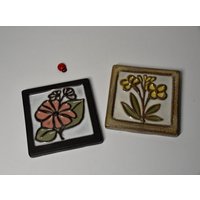 2 Fliesen Aus Keramik Von Steuler/Je 11x11x1cm Wanddeko West German Pottery 70Er Wohndeko Untersetzer Vintage Flower Power von CreativeMacroArt