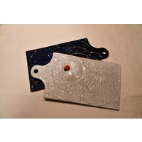 2 Keramikplatten Zum Aufhängen/Weiß & Blau Reliefdekor Je 26x13x0, 5cm Waku? Wanddeko Untersetzer Fliese 70Er Vintage 2 Keramikplatten Zum Aufhängen/Weiß & Blau Reliefdekor Je 26x13x0, 5cm Waku? Wanddeko Untersetzer Fliese 70Er Vintage von CreativeMacroArt