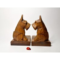 2 Tolle Buchstützen Aus Holz Mit Geschnitzten Terriern/Je 12x8, 5x14cm Wohndeko Bookends 60Er Mid Century Vintage Hunde 2 Tolle Buchstützen Aus Holz Mit Geschnitzten Terriern/Je 12x8, 5x14cm Wohndeko Bookends 60Er Mid Century Vintage Hunde von CreativeMacroArt